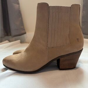 Frye Sandra Leather Ankle Boots 9.5 Taupe Greige Brown EUC
